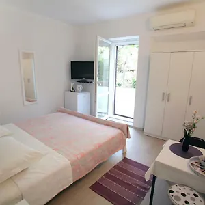 rooms-feme.hotels-in-trogir.com/